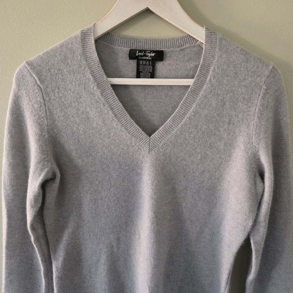 NWOT Lord & Taylor XS Quiet Luxury Modern Contemporary Cashmere V Neck Sweater - Picture 4 of 11